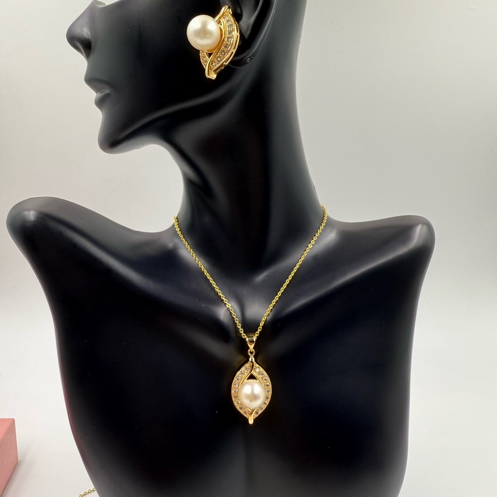 Elegant Gold and Pearl Jewelry Set